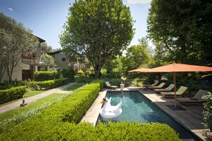 2 室外游泳池，池畔遮阳伞，日光浴躺椅