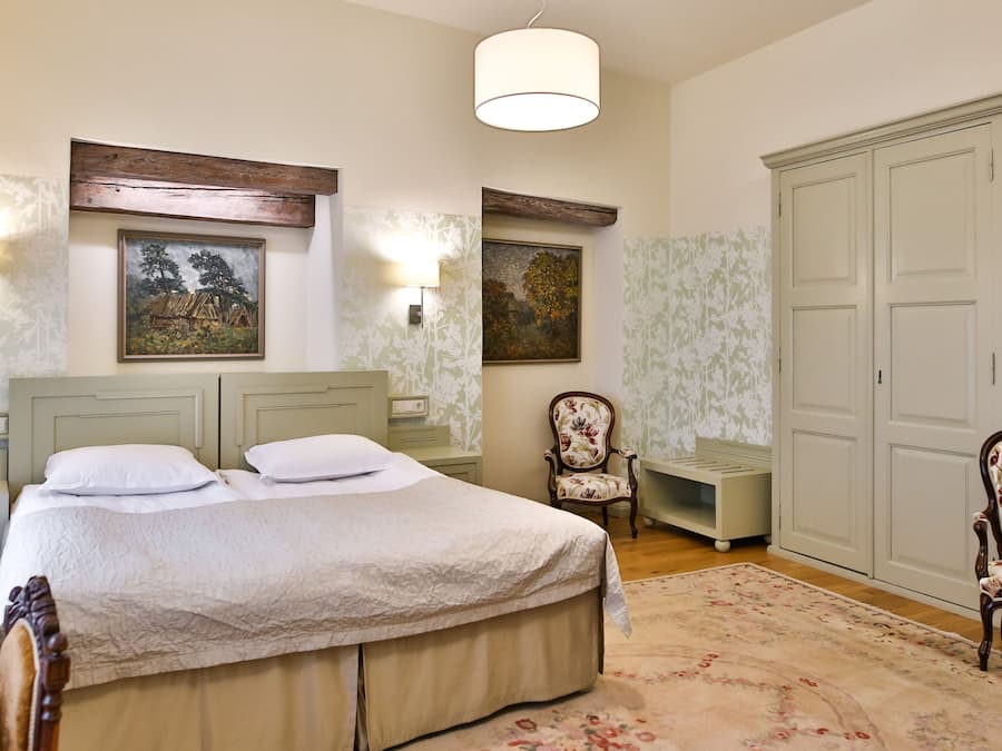 Allergitestade sängkläder, minibar och värdeförvaringsskåp på rummet