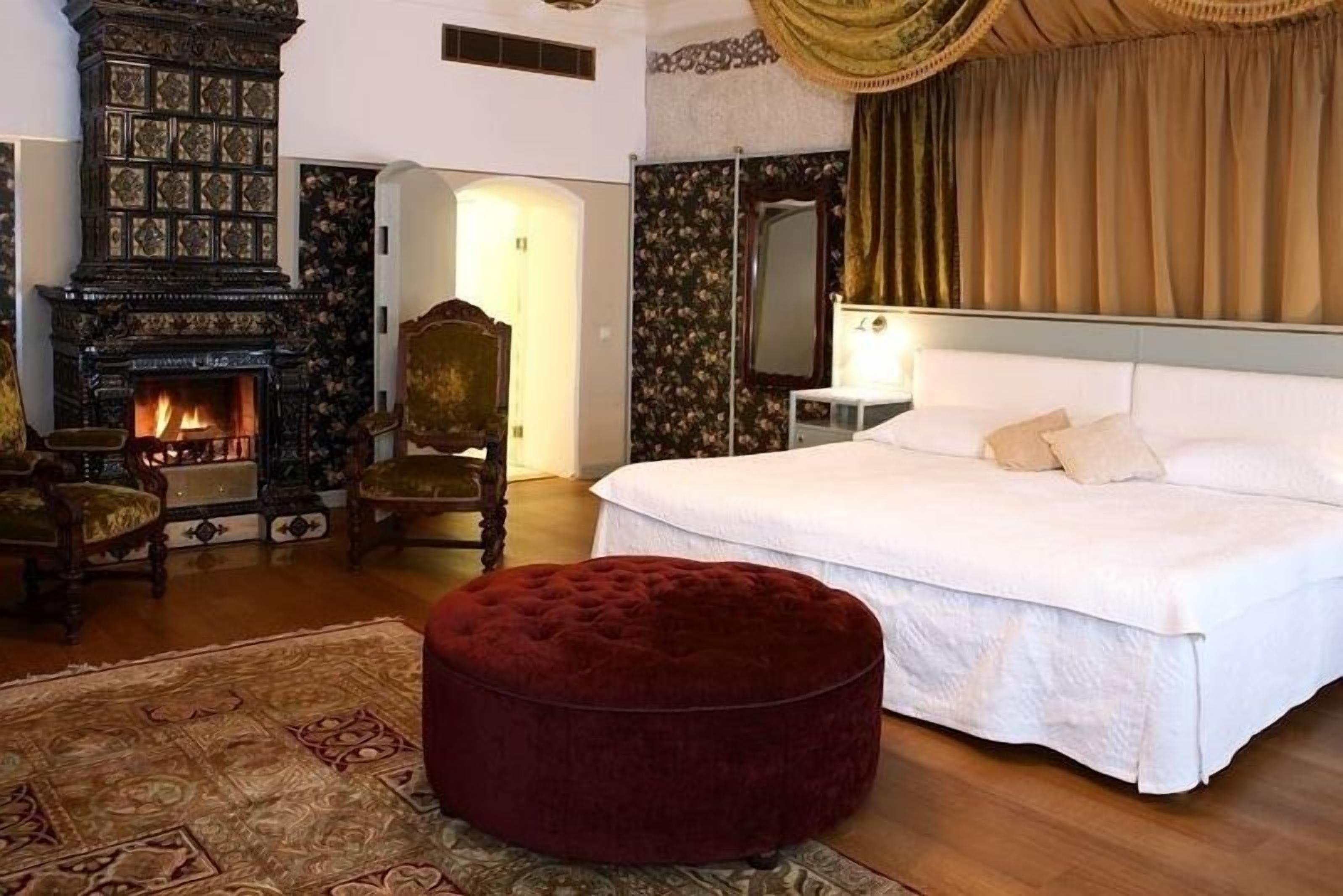 suite | hypo-allergenic bedding, minibar, in-room safe, individually decorated