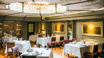 Se sirven cenas y cocina internacional