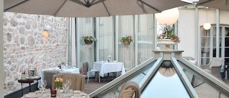 Menyajikan masakan internasional