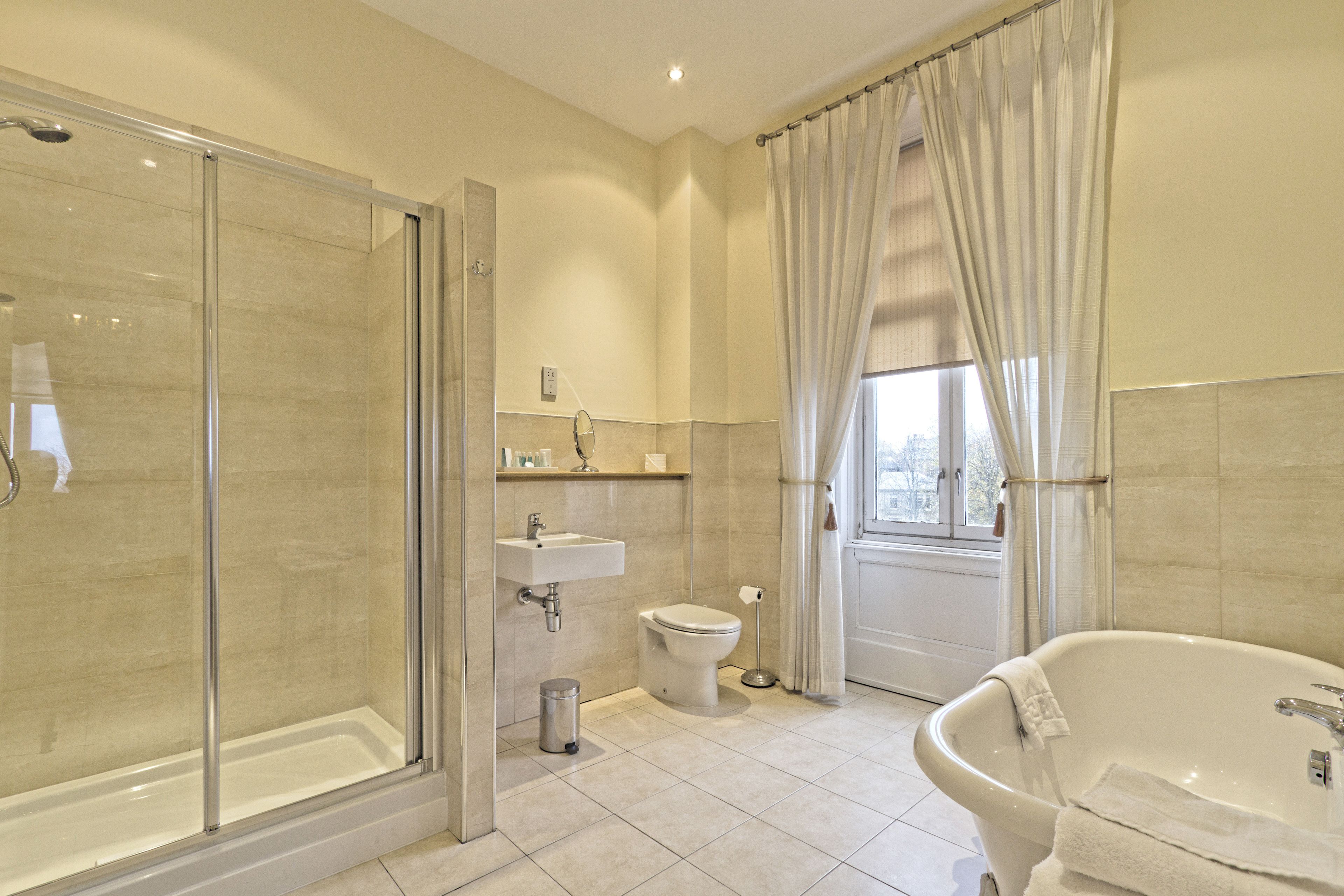 junior suite | bathroom | free toiletries, hair dryer, towels