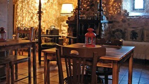 Un intérieur rustique avec des murs en pierre, des meubles en bois et une cheminée.