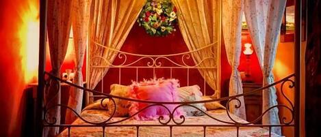 Suite nupcial | Cobrellits, decoració individual, mobiliari individual i escriptori