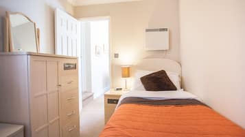 Suite, 2 habitaciones | Ropa de cama de alta calidad y escritorio
