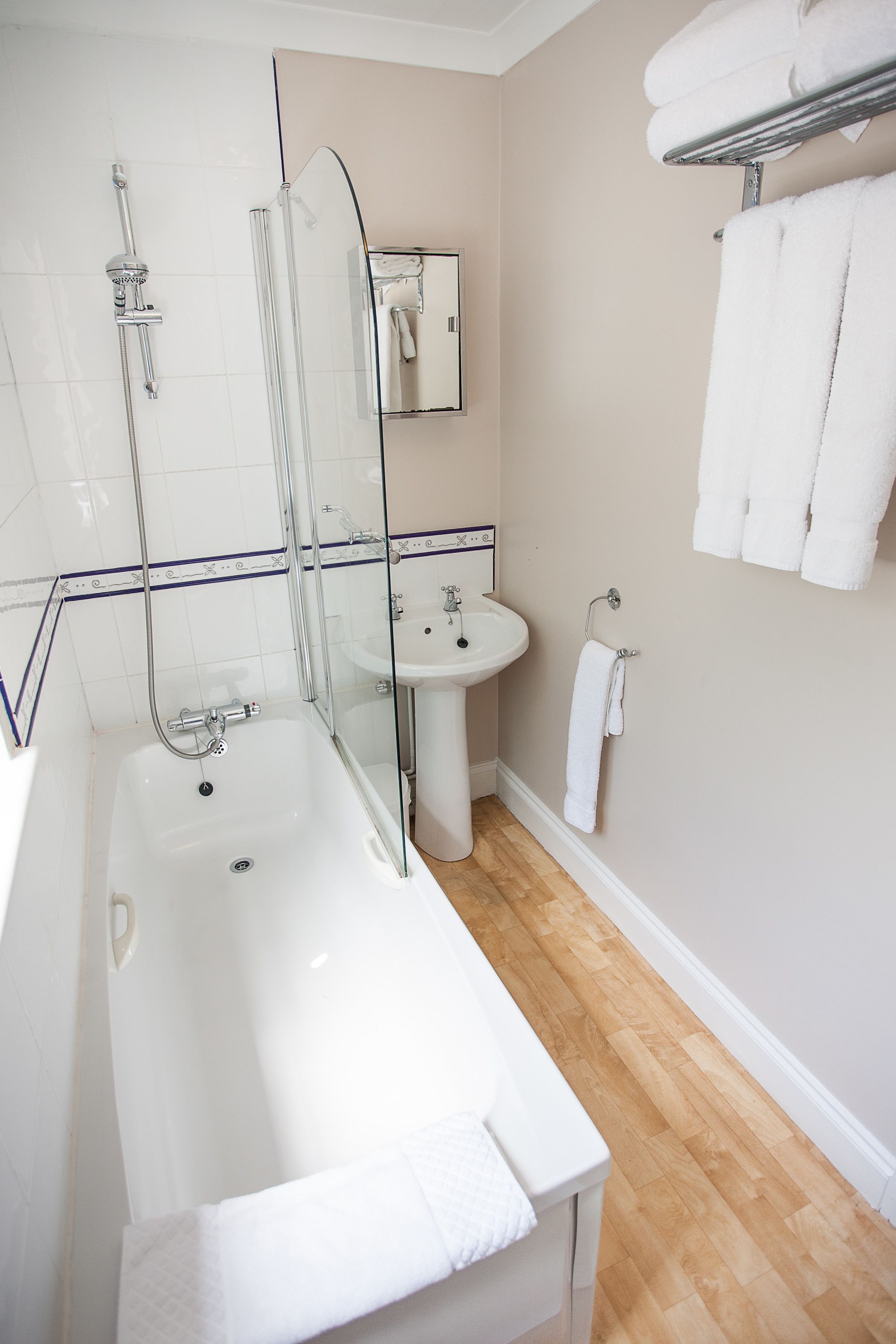 suite, 2 bedrooms | bathroom | shower, free toiletries, hair dryer, towels