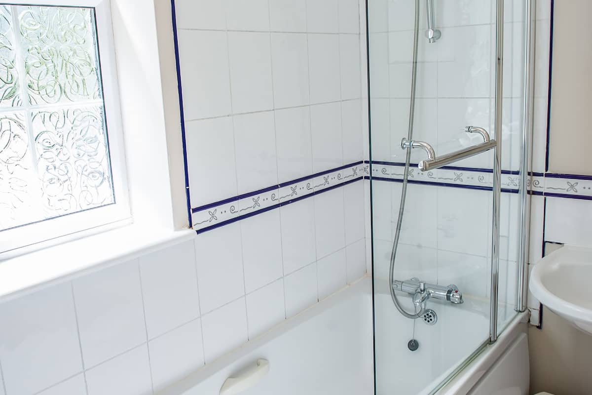 suite, 2 bedrooms | bathroom | shower, free toiletries, hair dryer, towels