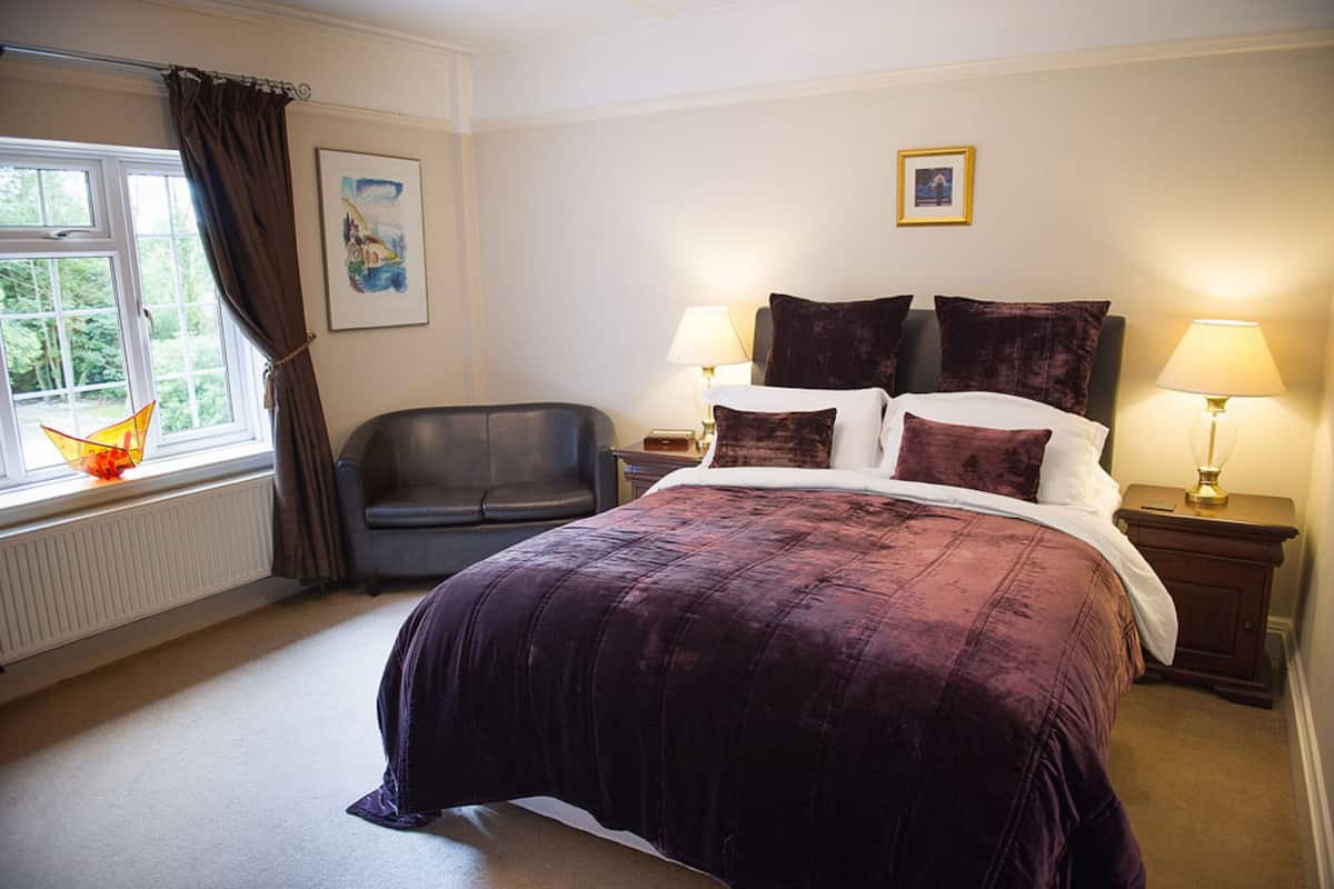 Rom – deluxe, 1 kingsize-seng | Sengetøy av topp kvalitet, skrivebord og strykejern/-brett