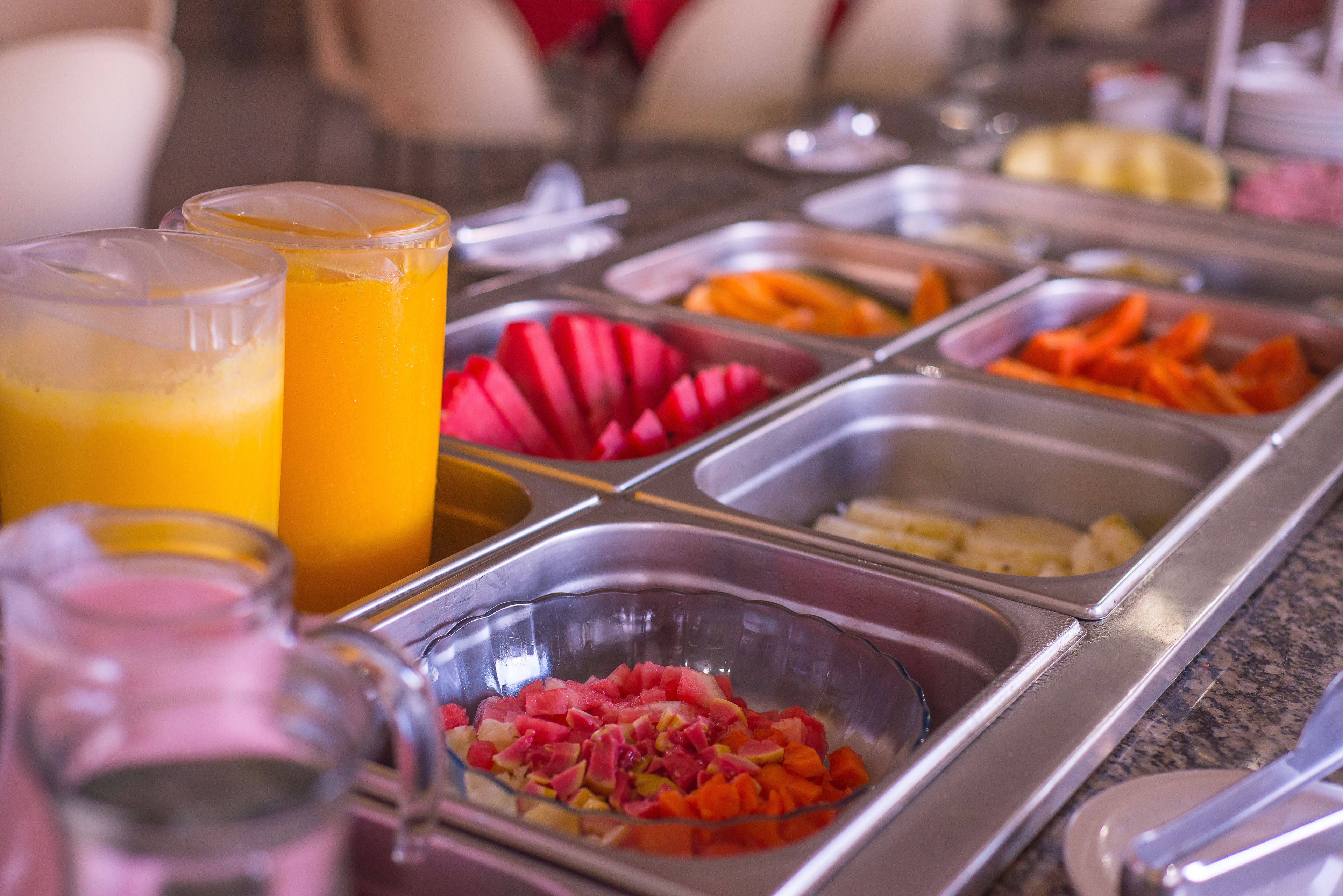 Ein Buffet mit verschiedenen Speisen und Getränken.