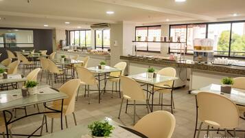 Sudah termasuk sarapan prasmanan setiap hari