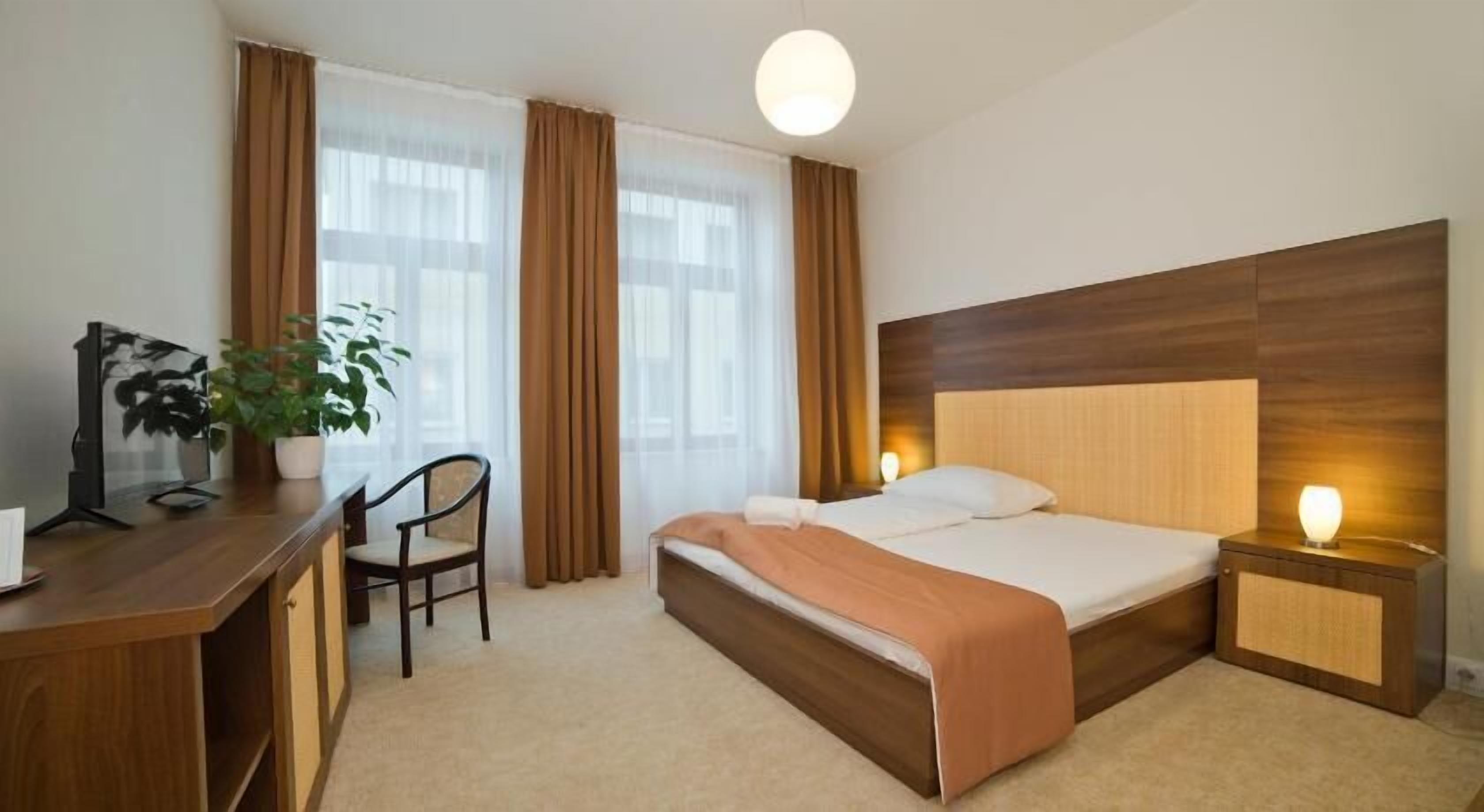 Hypo-allergenic bedding, minibar, desk, soundproofing