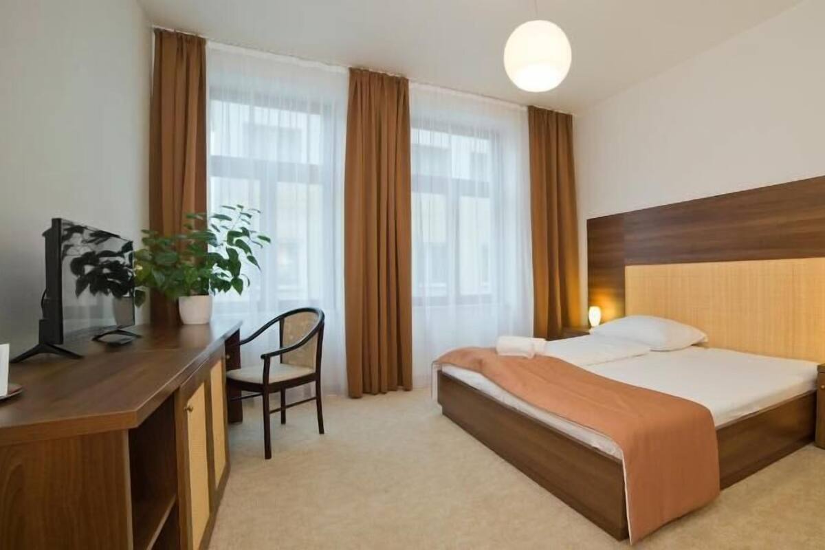 Hypo-allergenic bedding, minibar, desk, soundproofing