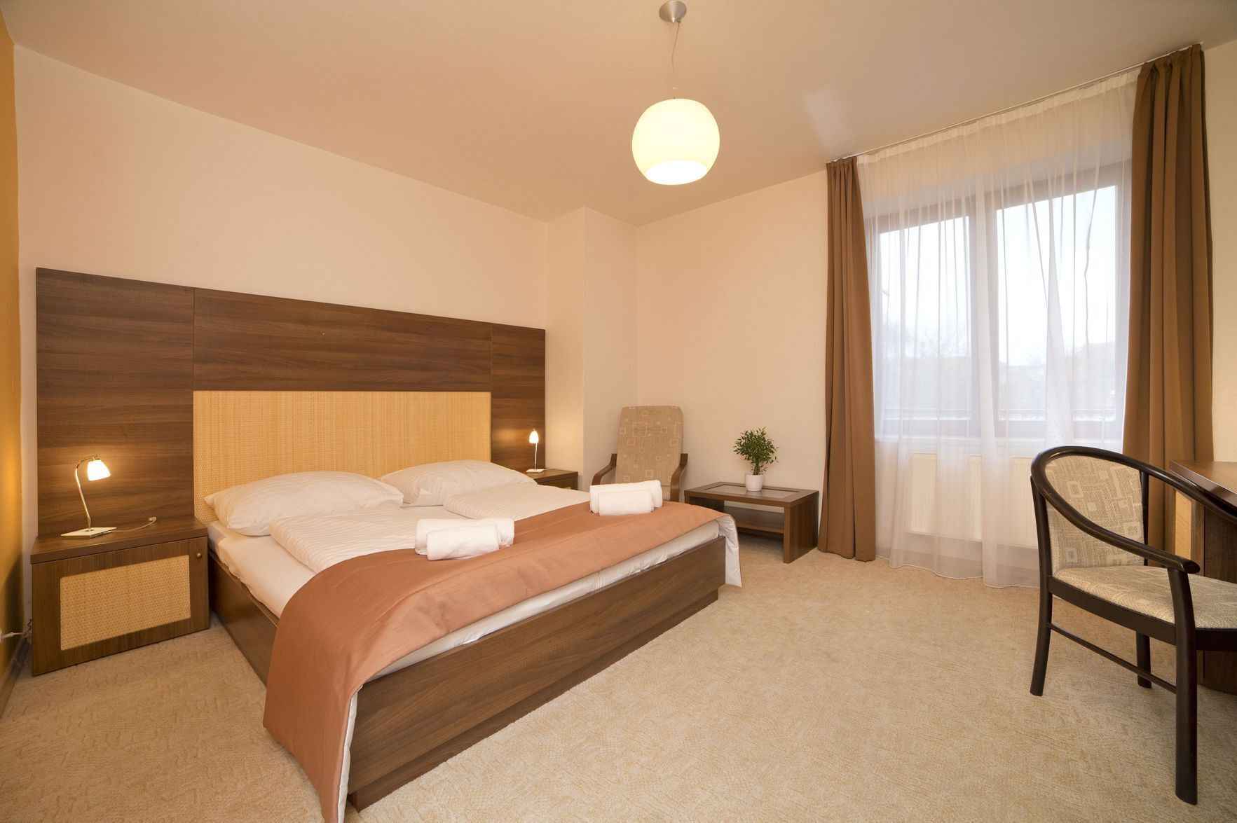 Hypo-allergenic bedding, minibar, desk, soundproofing