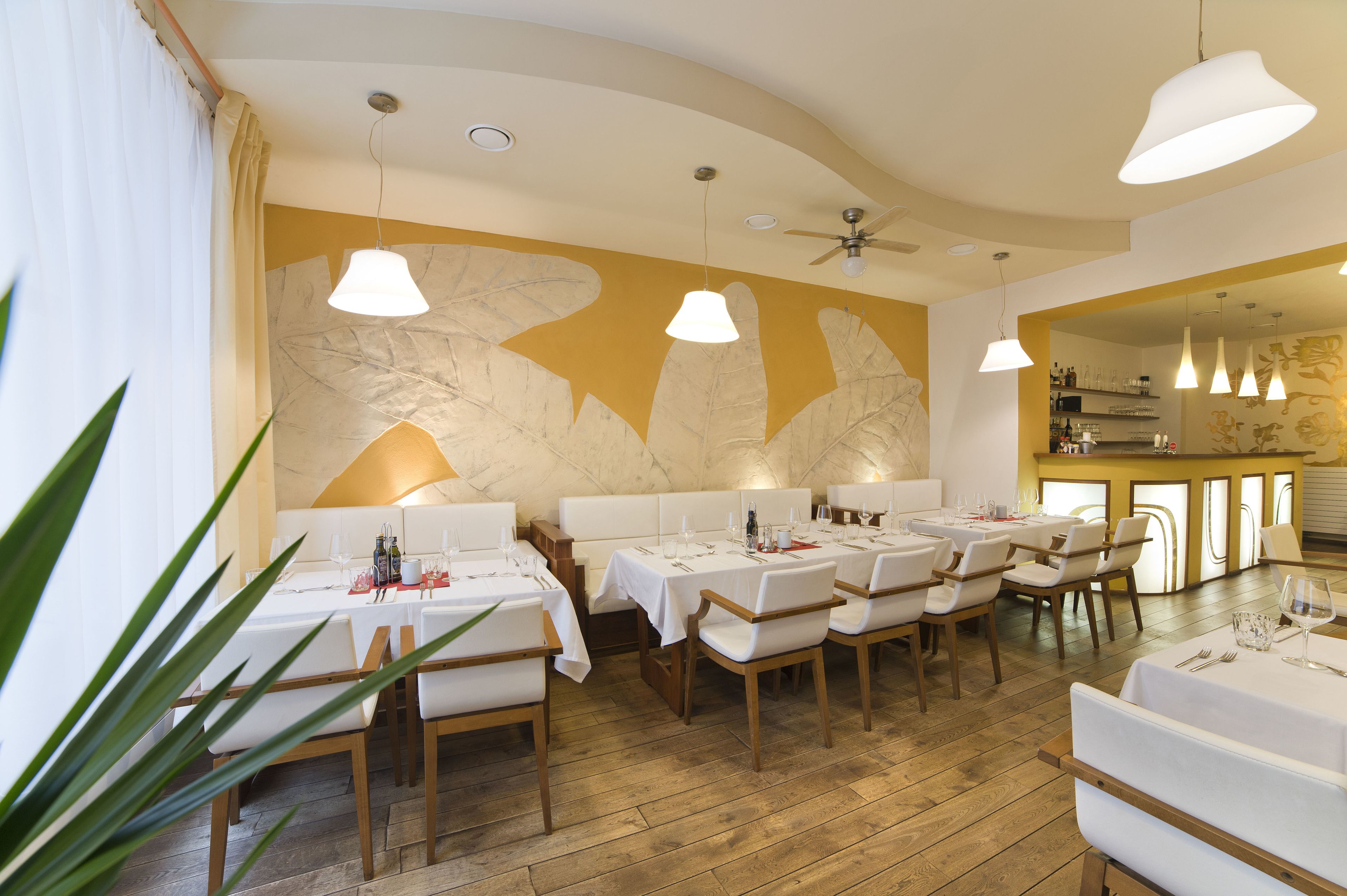 lunch and dinner served, international cuisine