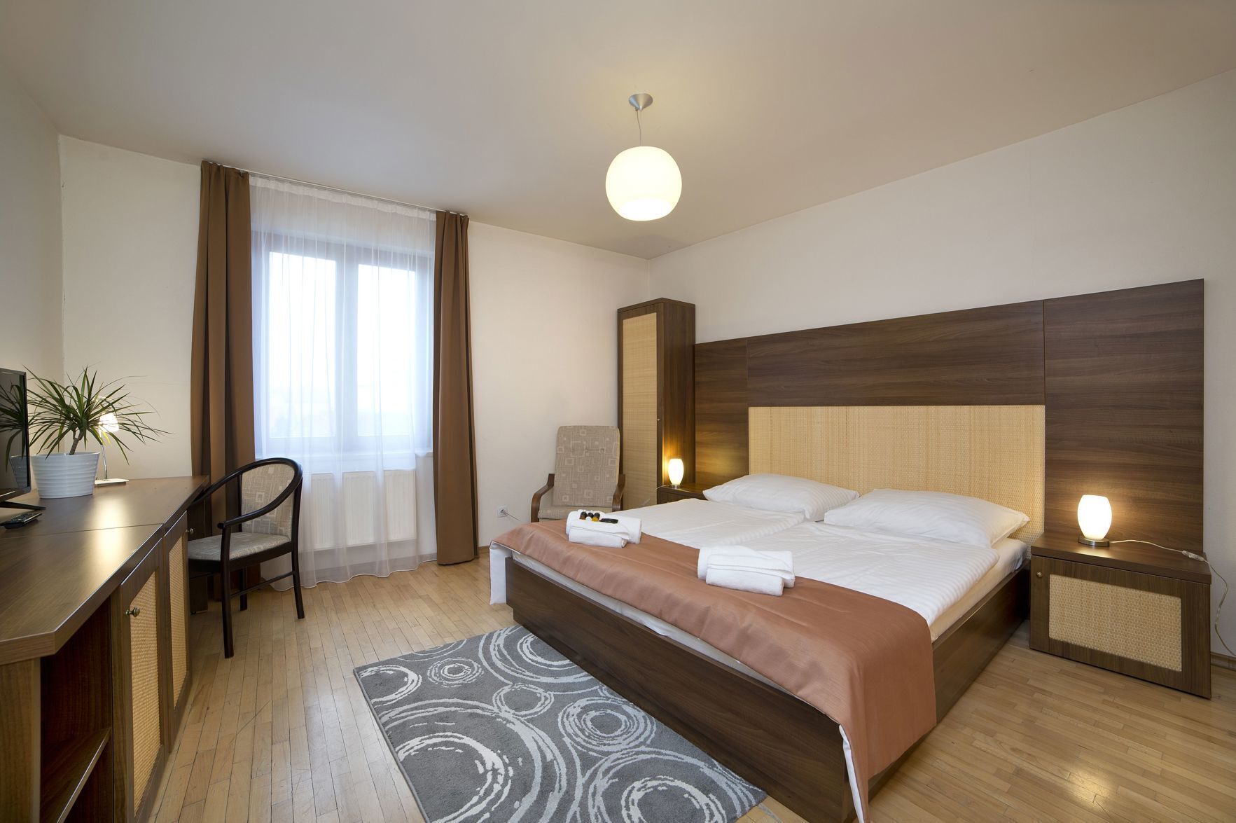 Hypo-allergenic bedding, minibar, desk, soundproofing