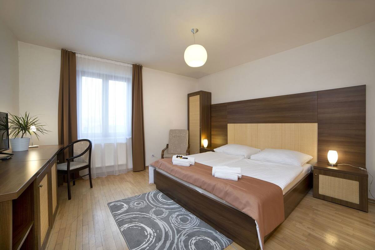 Hypo-allergenic bedding, minibar, desk, soundproofing