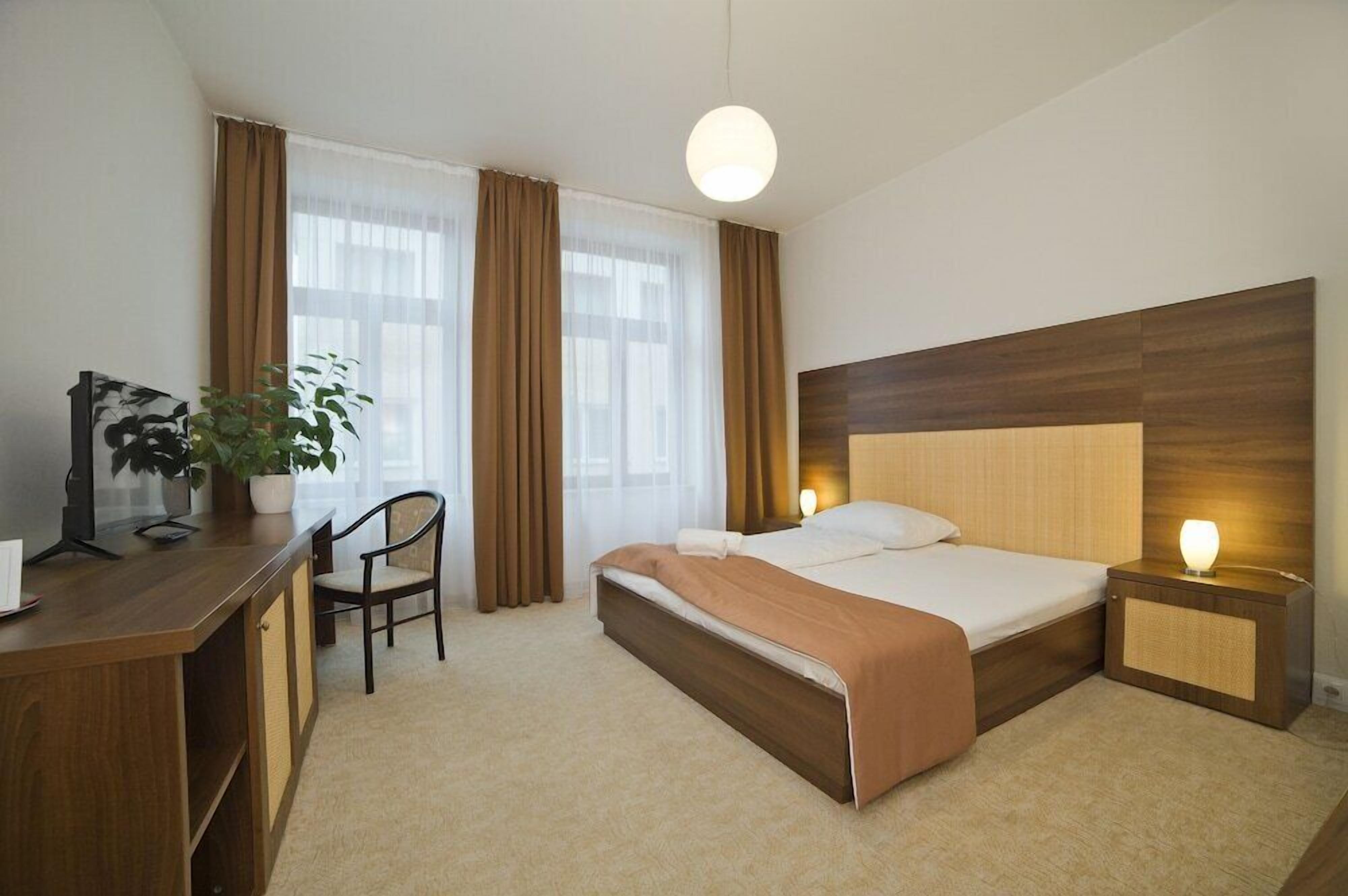 Hypo-allergenic bedding, minibar, desk, soundproofing