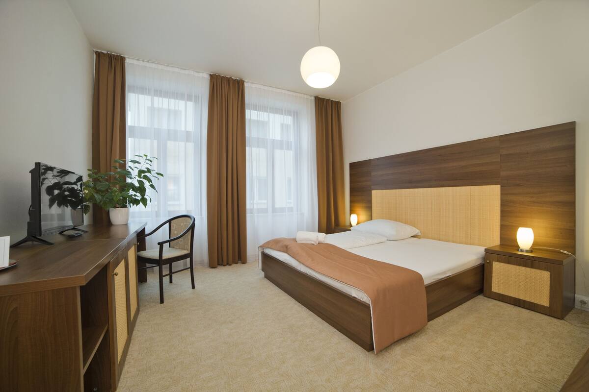 Double Room Single Use | Hypo-allergenic bedding available, minibar, desk, soundproofing