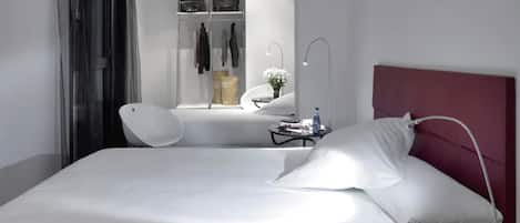 Habitación triple | Edredón, cortinas blackout, tabla de planchar con plancha y wifi gratis