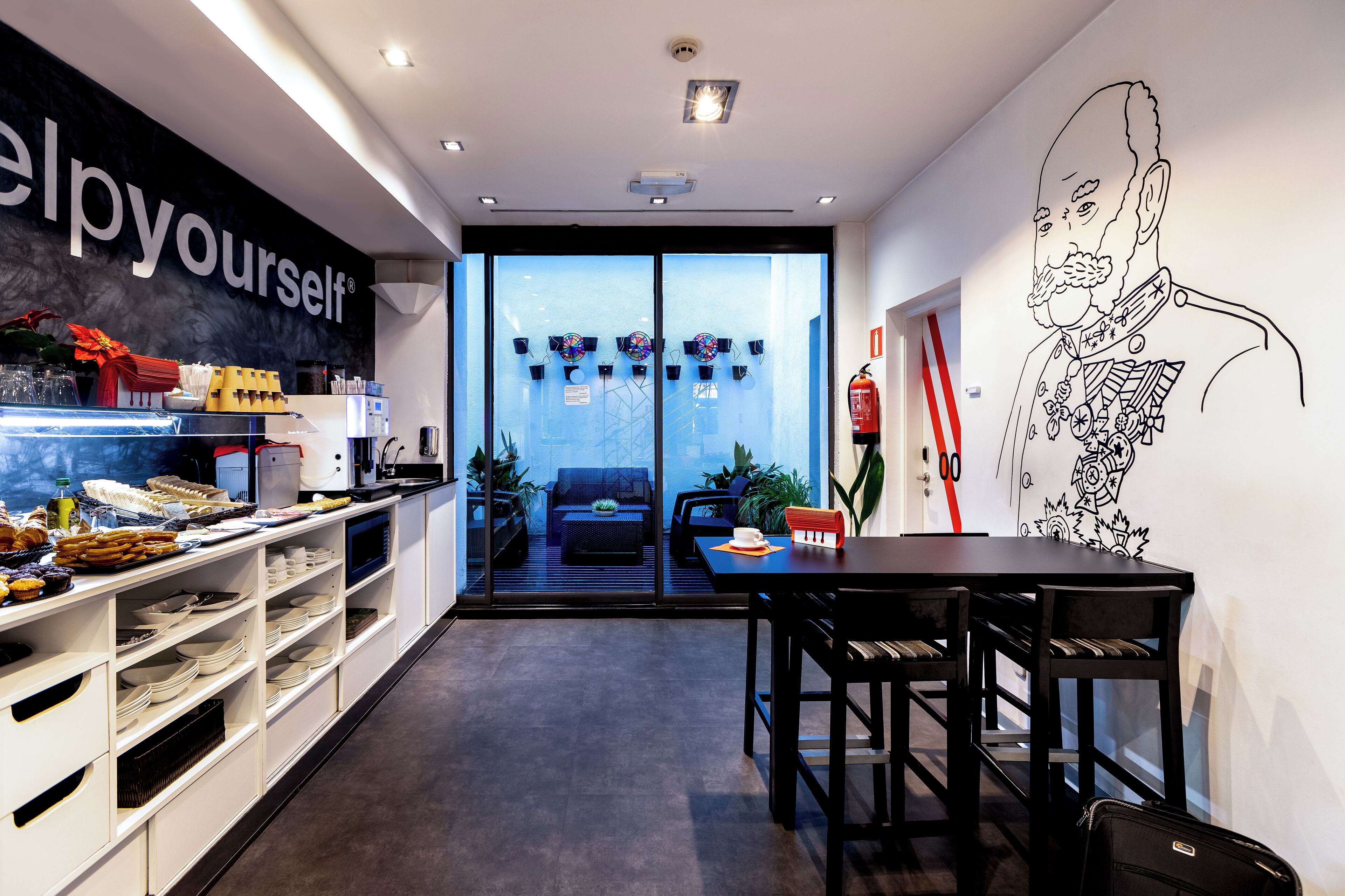 Daily continental breakfast (EUR 8 per person)