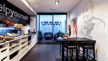 Päivittäinen mannermainen aamiainen (8 EUR per henkilö)