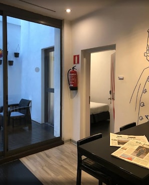 Quarto casal econômico, no piso térreo | Edredons de pluma, cortinas blackout, ferros/tábuas de passar roupa