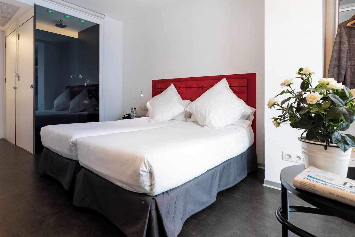 Chambre Double pour 1 personne | Couette en duvet d'oie, rideaux occultants, fer et planche Ă repasser