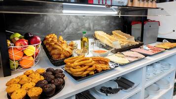 Päivittäinen mannermainen aamiainen (8 EUR per henkilö)