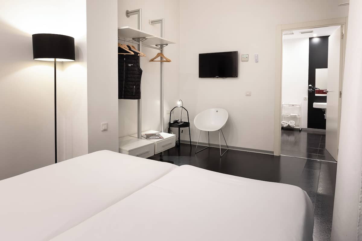 Chambre Double Ăconomique, rez-de-chaussĂ©e | Couette en duvet d'oie, rideaux occultants, fer et planche Ă repasser