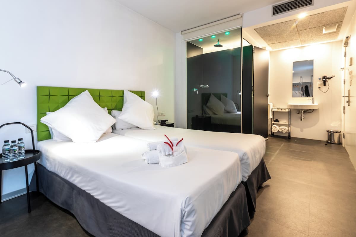 Chambre Supérieure Double ou avec lits jumeaux | Couette en duvet d'oie, rideaux occultants, fer et planche à repasser