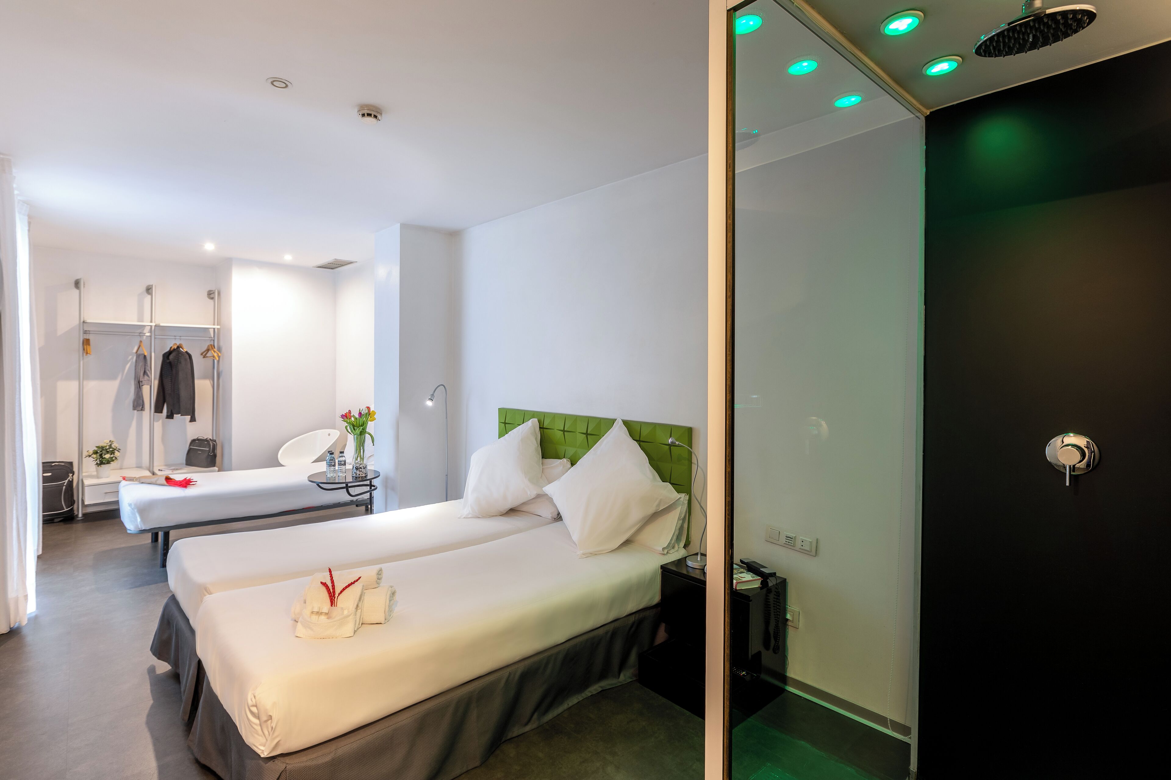 Háromágyas szoba | Pehelypaplan, sötétítőfüggöny, vasaló/vasalódeszka és ingyenes wifi