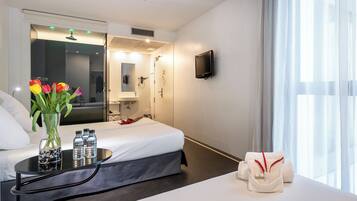 Driepersoonskamer | Donsdekens, verduisterende gordijnen, een strijkplank/strijkijzer