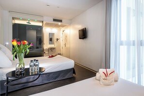 Couette en duvet d'oie, rideaux occultants, fer et planche à repasser