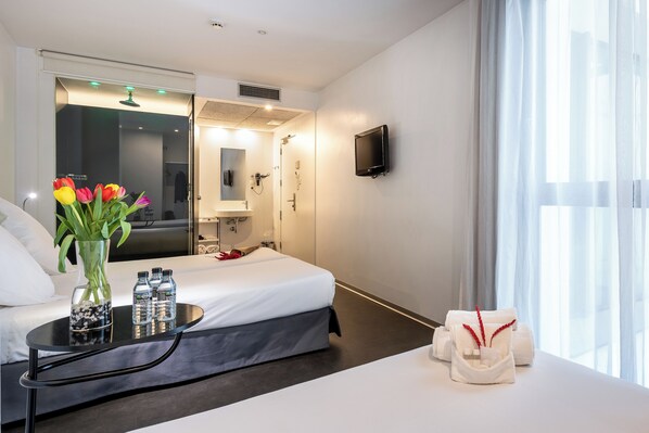 Triple Room | Down comforters, blackout drapes, iron/ironing board, free WiFi - Hotel Mayerling (Madrid)