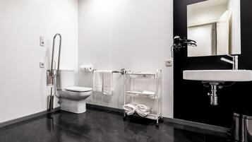 Økonomi-dobbeltrom, 1. etasje | Bad | Dusj, regndusjhode, toalettartikler (inkludert) og hårføner