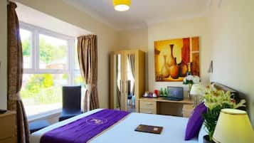 Caja de seguridad en la habitación y escritorio