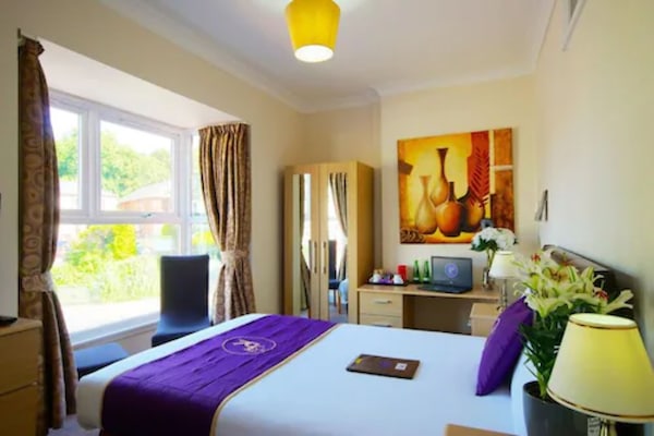 Caja de seguridad en la habitación y escritorio