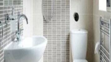 Un baño con lavabo, inodoro y ducha.