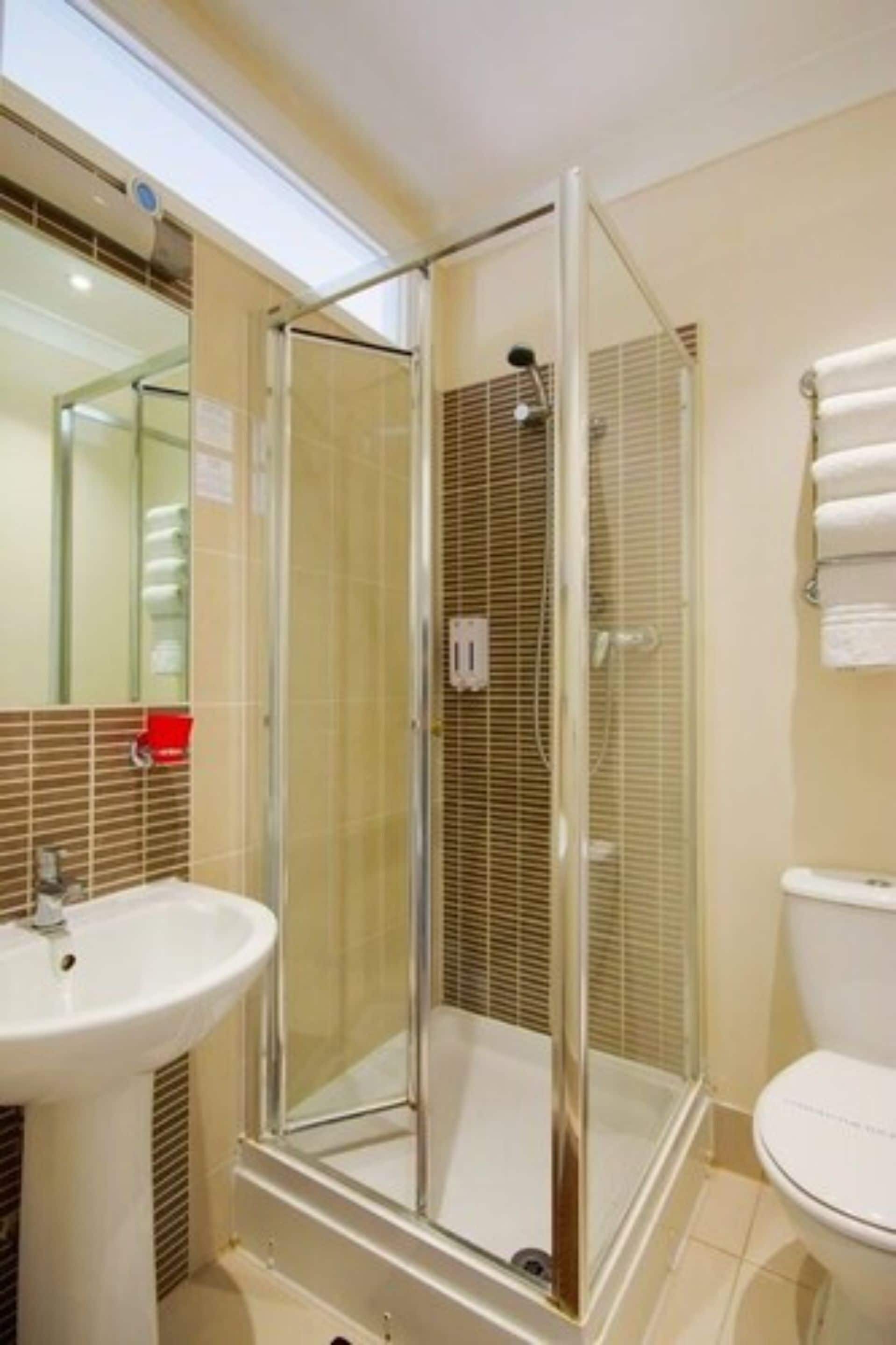 classic double room | 1 bedroom, in-room safe, desk, laptop workspace