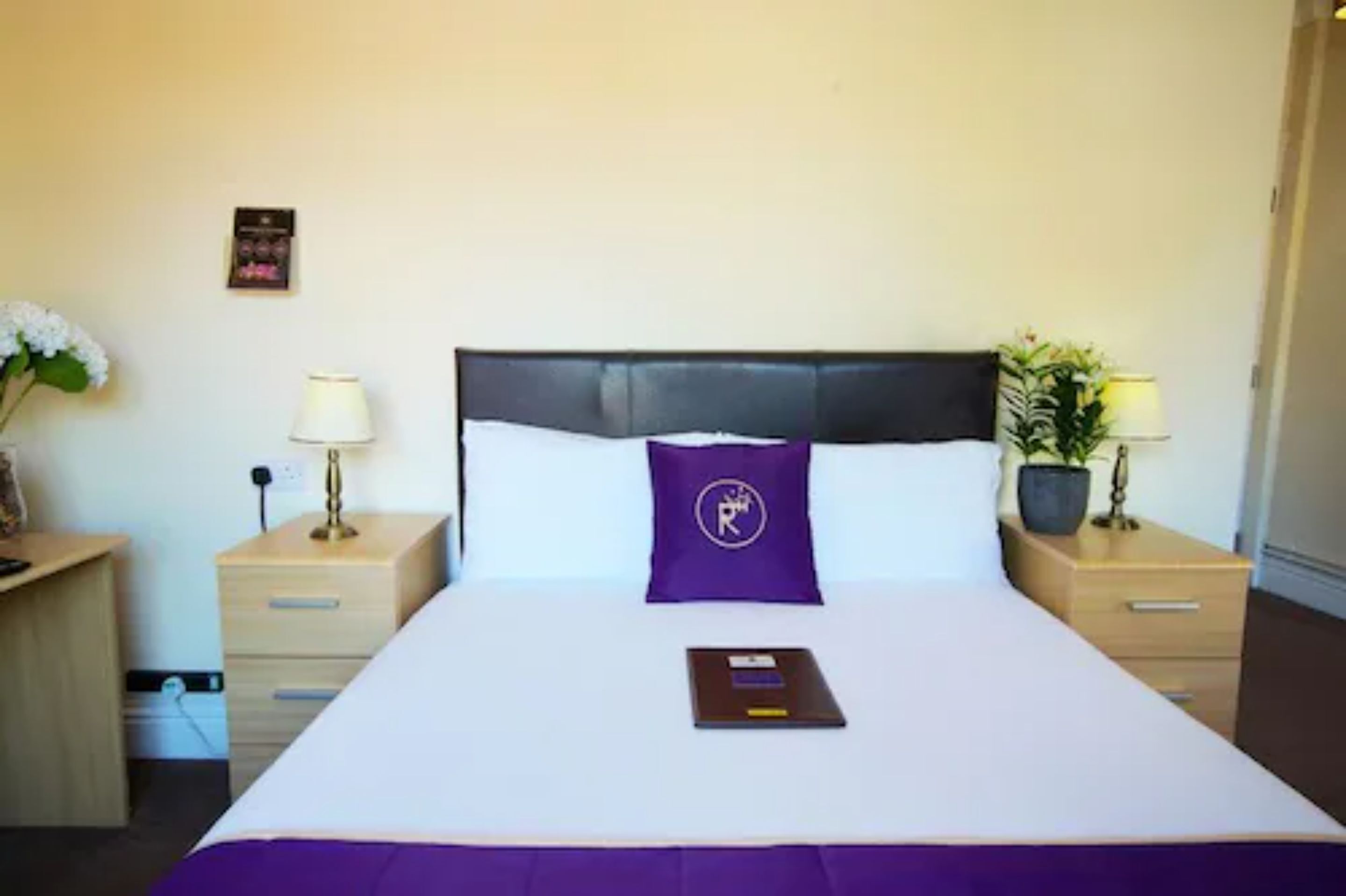 classic double room | 1 bedroom, in-room safe, desk, laptop workspace