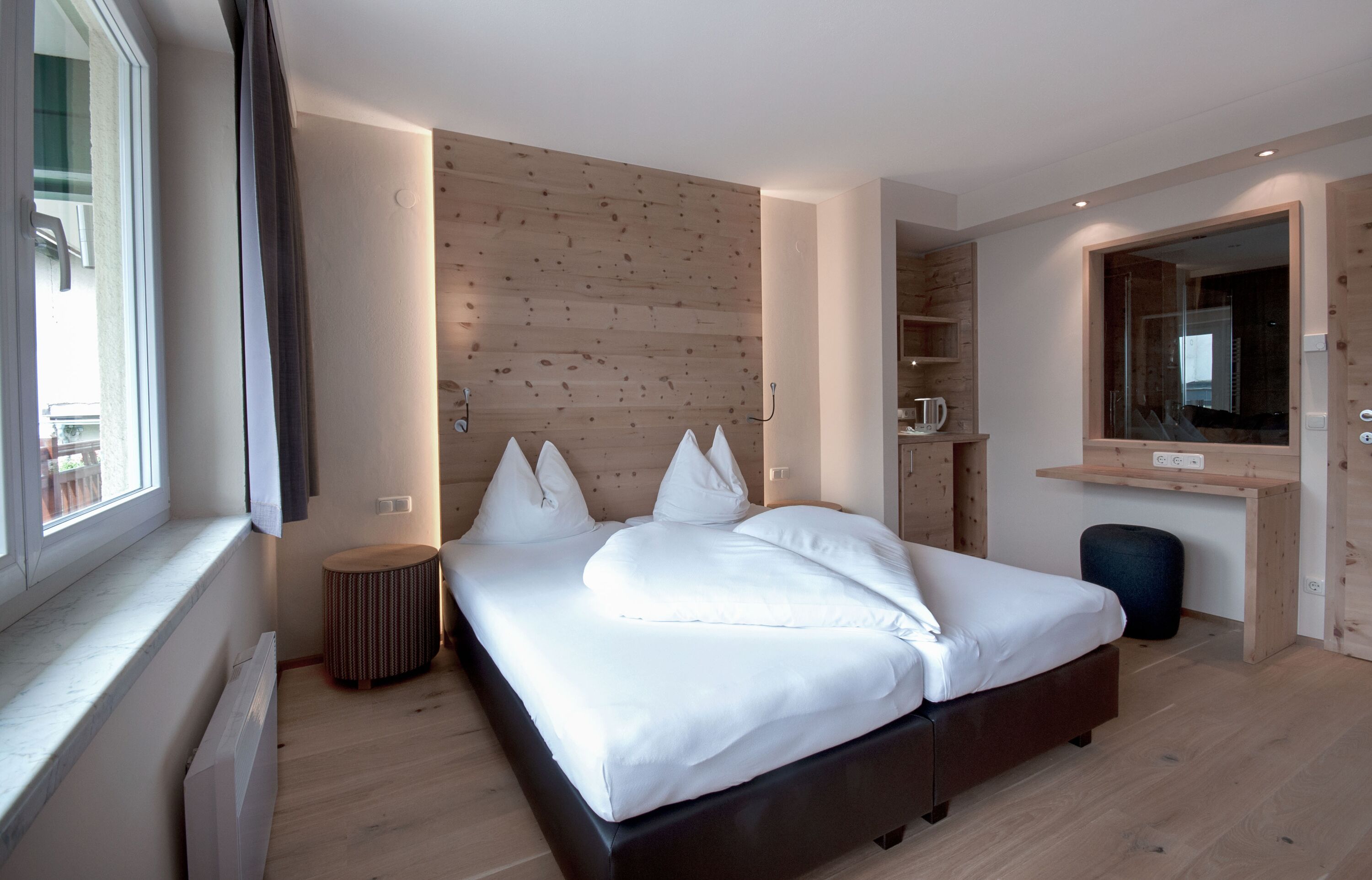 Ropa de cama hipoalergénica y caja de seguridad en la habitación 