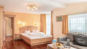 Habitación familiar | Ropa de cama hipoalergénica, caja fuerte, escritorio y cortinas opacas