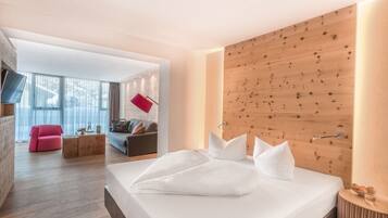Deluxe Suite (Sonnberg) | Hypo-allergenic bedding, in-room safe, desk, blackout drapes