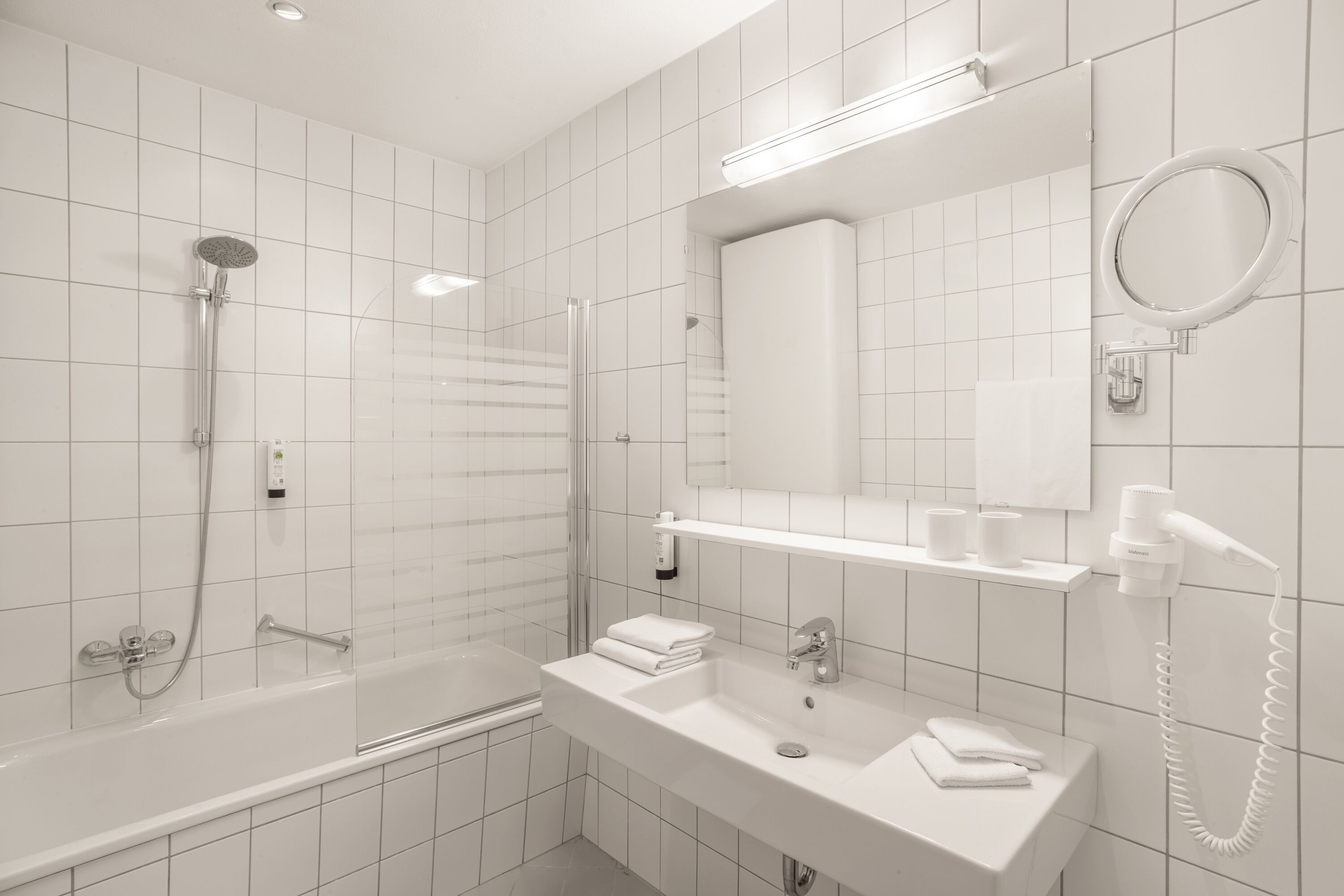 Family Room | Bathroom | Hair dryer, towels, soap, shampoo