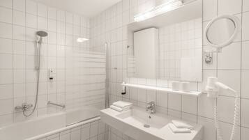 Family Room | Bathroom | Hair dryer, towels, soap, shampoo