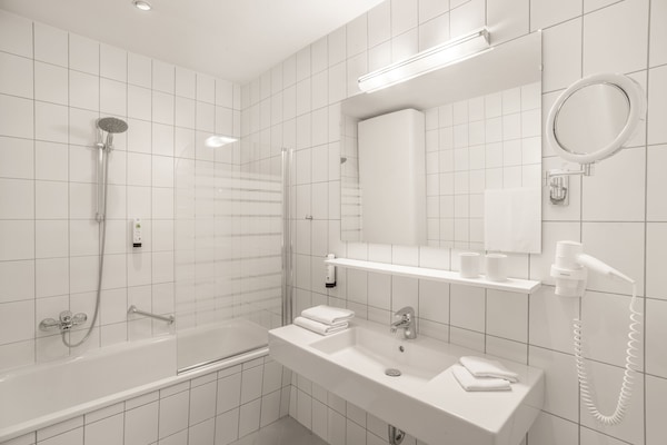 Family Room | Bathroom | Hair dryer, towels, soap, shampoo