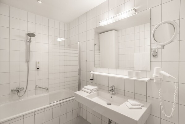 Family Room | Bathroom | Hair dryer, towels, soap, shampoo