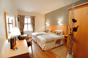 标准双床房 | 1 多间卧室、高档床上用品、办公桌、熨斗/熨板