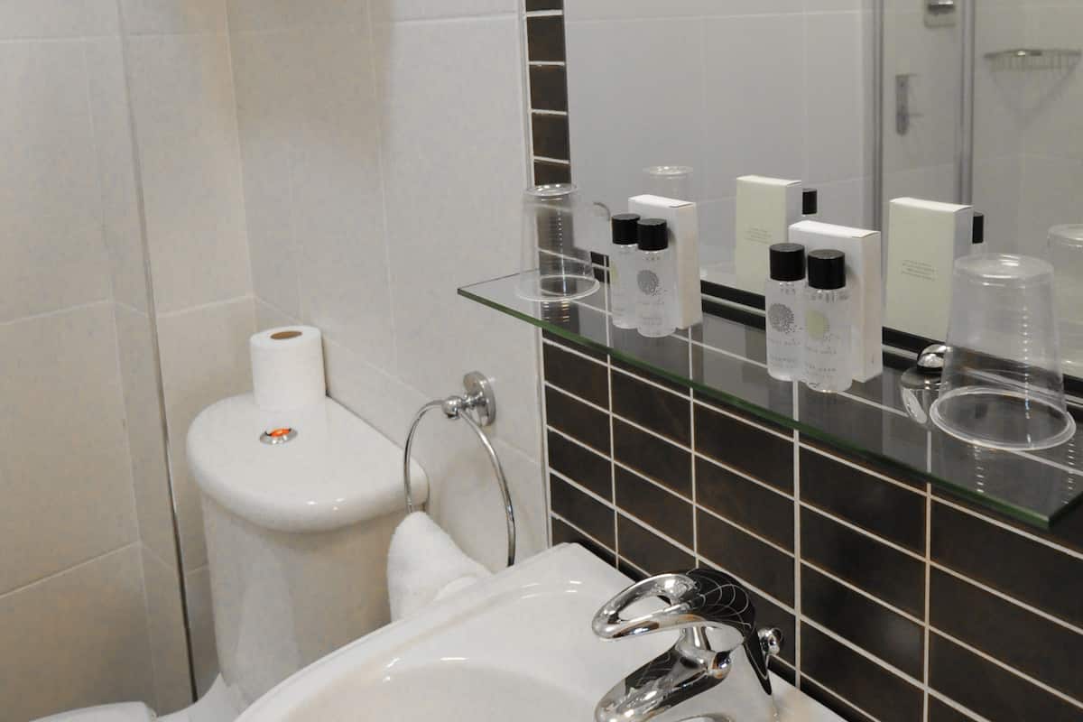 combined shower/bathtub, deep-soaking bathtub, free toiletries