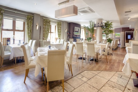 Se sirven desayunos, almuerzos y cenas; cocina italiana. Coach House Hotel